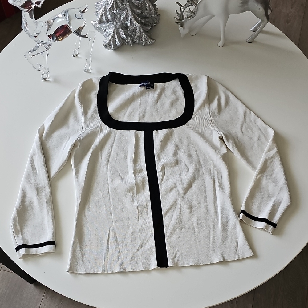 Beechers Brook Elegant White and Black Women's Top